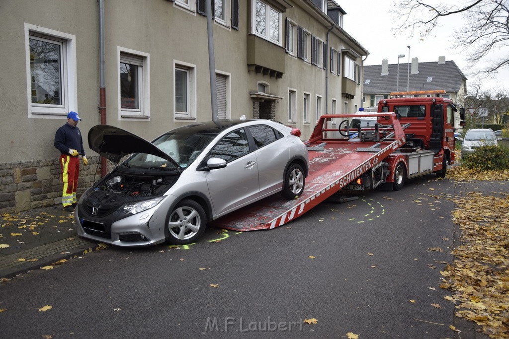 VU PKW gegen Hauswand Leverkusen Wiesdorf Kaiserstr P19.JPG - Miklos Laubert